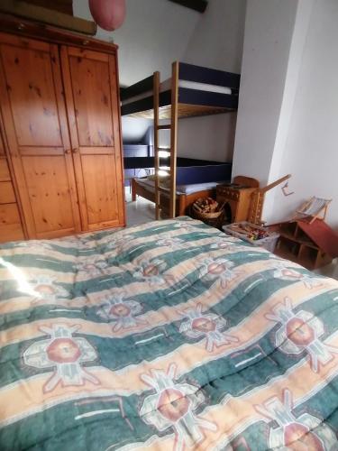 a bedroom with a bed and bunk beds at Natur und Sterne in Arleuf