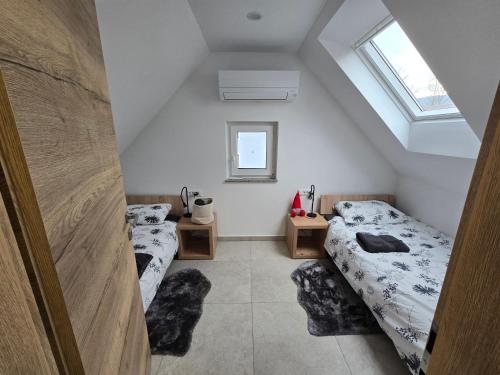 Katil atau katil-katil dalam bilik di Apartma Termal Čatež - nastanitev z vključenimi 6-imi kopalnimi kartami - 6 tickets included