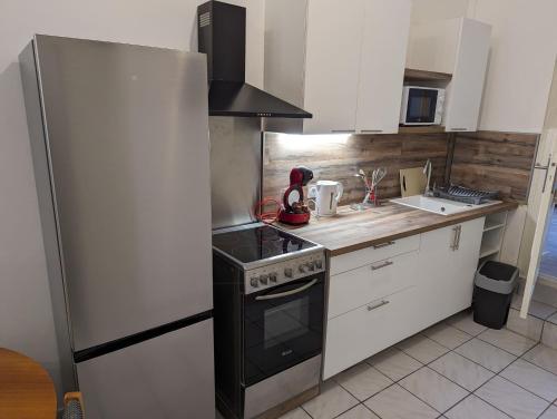 Il comprend une petite cuisine équipée d'une cuisinière et d'un réfrigérateur. dans l'établissement Proche du centre ville, calme, climatisé, avec 2 salles d'eau, à Perpignan