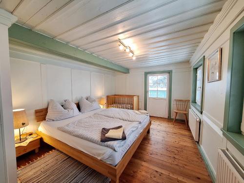 a bedroom with a large bed in a room at Haus Völlegg in Völlegg
