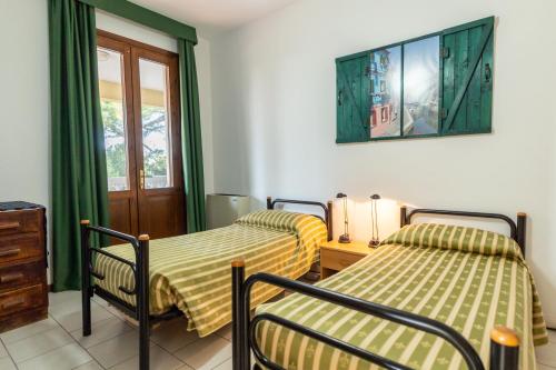 two beds sitting next to each other in a room at Hotel Il Lato Azzurro - Isola di Sant'Erasmo - NO VEHICLES ACCESS in Venice