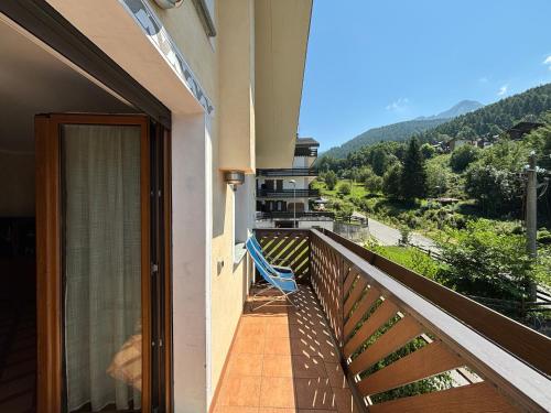 a balcony of a building with a view of a mountain at Ampio Trilocale sulle Piste della Magnolta, Deposito sci Gratuito in Aprica