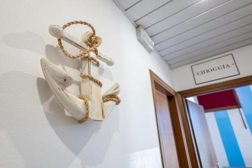 a nautical anchor hanging on a wall at Hotel Il Lato Azzurro - Isola di Sant'Erasmo - NO VEHICLES ACCESS in Venice