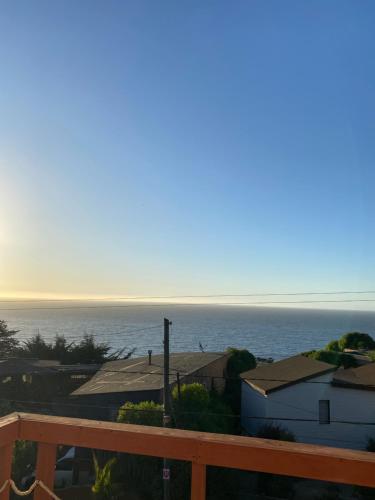 a view of the ocean from a balcony at Cabañas Cerro Tacna in Maitencillo