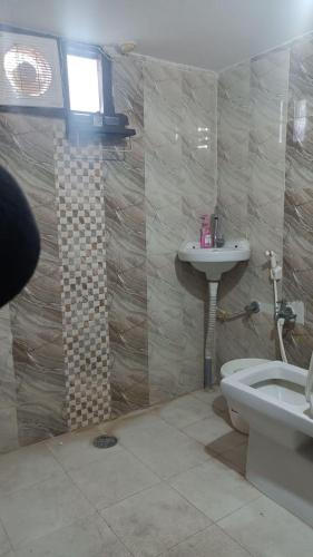 Koupelna v ubytování 2BHK Diamond Suite