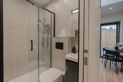 Et badeværelse på Cosy Modern Flat Sleeps 3 Direct Links to Central London - Flat 2