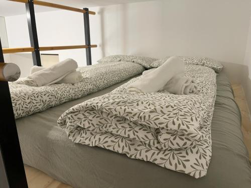 - 2 lits avec des oreillers au-dessus de l'autre dans l'établissement Renovated Seaside Studio in the Heart of Menton, à Menton