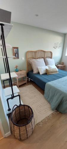 Un pat sau paturi într-o cameră la Maison de vacances St Brévin les pins