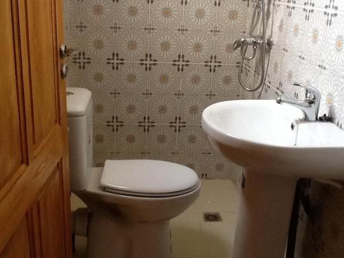 łazienka z toaletą i umywalką w obiekcie Residence Tozeur Almadina w mieście Tauzar