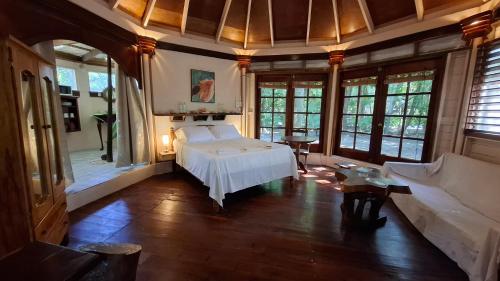 キー・カーカーにあるJungle Cocoonの窓のある部屋にベッドがある寝室
