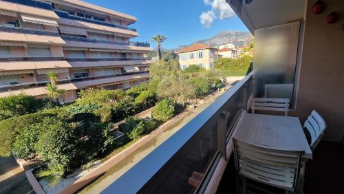 - un balcon avec une table et des chaises dans l'établissement Riviera Beach, à Roquebrune-Cap-Martin