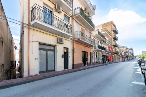 ジャルディーニ・ナクソスにあるNaxos Dreamsの建物が立ち並ぶ街の空っぽの通り