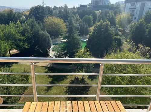 Μπαλκόνι ή βεράντα στο Sabiha Gökcene 5 dk Havuz, balkon, otopark yeşillikler içinde