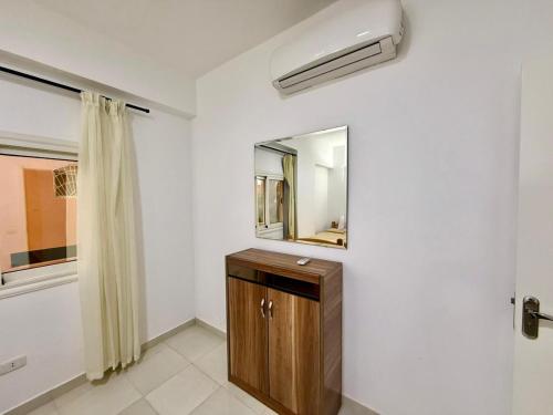 bagno con specchio e mobile in legno di Spacious 3BR Apartment - Al Dora Resort, Hurghada a Hurghada
