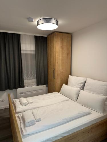 エアフルトにあるSiDi Doppelzimmer 1の白いシーツと枕が備わったベッドのある寝室