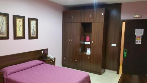 Hotel León tesisinde bir odada yatak veya yataklar