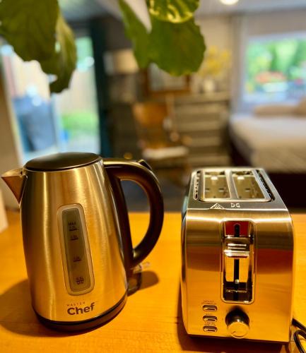 Kemudahan buat kopi dan teh di Garden-view Studio with king bed, Free parking, 3kms to UTM