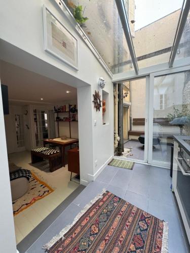 - un salon avec une porte en verre et un tapis dans l'établissement Charmant appart Montmartre, à Paris