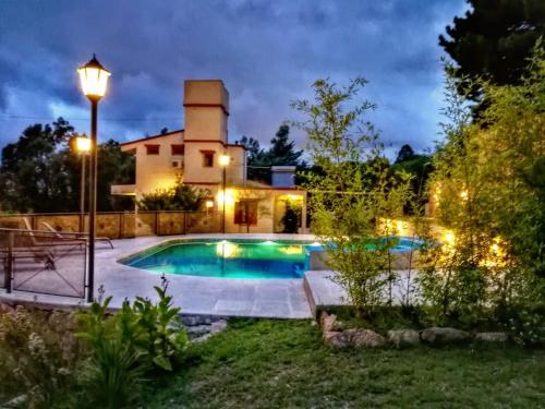 Πισίνα στο ή κοντά στο Hermosa casa de veraneo con pileta