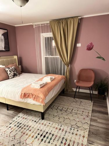 Una cama o camas en una habitación de Your Cozy Getaway with Sunroom & Gaming Room