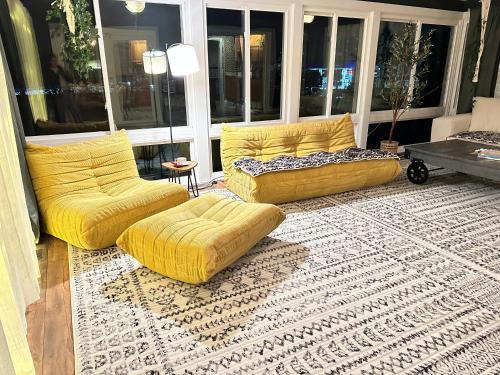 Un lugar para sentarse en Your Cozy Getaway with Sunroom & Gaming Room