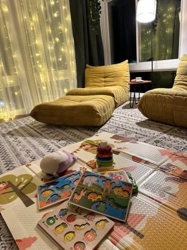 Un lugar para sentarse en Your Cozy Getaway with Sunroom & Gaming Room