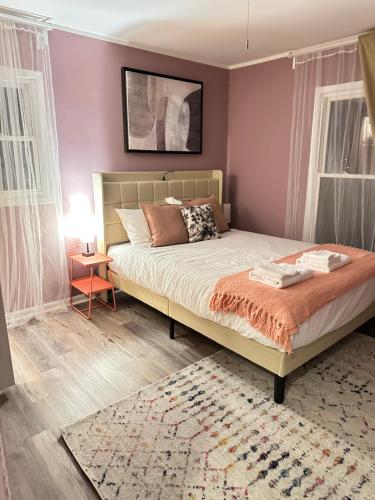 Una cama o camas en una habitación de Your Cozy Getaway with Sunroom & Gaming Room
