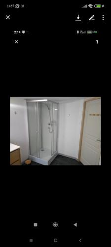 une photo d'une petite chambre avec salle de bains dans l'établissement belle vue au coeur de la verdure, à Aisey-sur-Seine