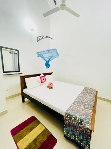 a bedroom with a bed and a ceiling fan at Sebastian Family Villa in Negombo