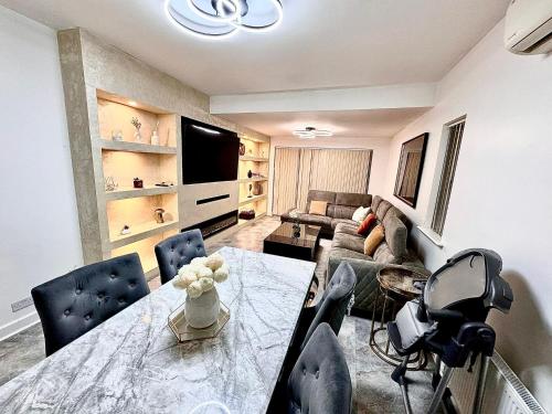 TV a/nebo společenská místnost v ubytování Double bedrooms In Spacious Home
