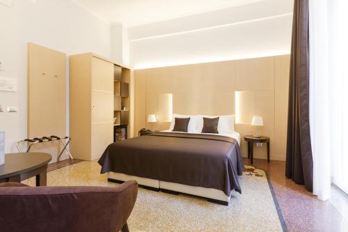 ローマにあるドムス テレンツィオのベッドルーム1室(ベッド1台、テーブル、椅子付)