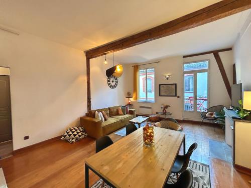 un salon avec une table et un canapé dans l'établissement Appartement 