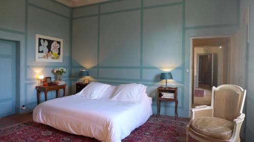 Een bed of bedden in een kamer bij Gite du Manoir du Plessis- 3km de Villandry