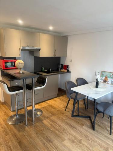 une cuisine et une salle à manger avec une table et des chaises dans l'établissement HYPER CENTRE dans remparts vieille ville 1er étage , possible tout faire a pieds, à Boulogne-sur-Mer