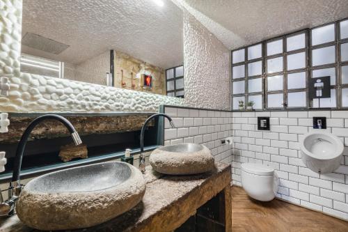 a bathroom with two sinks and a toilet at Palacio Sempere in Alicante