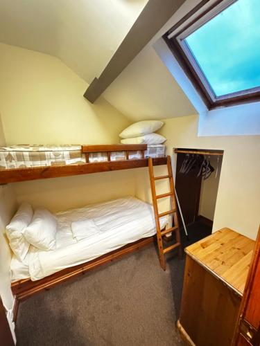Postel nebo postele na pokoji v ubytování The Wasdale Head Inn & Apartments