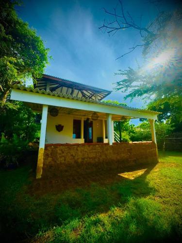 ハンバントタにあるGlossy Lake Viewの屋根付きの小屋