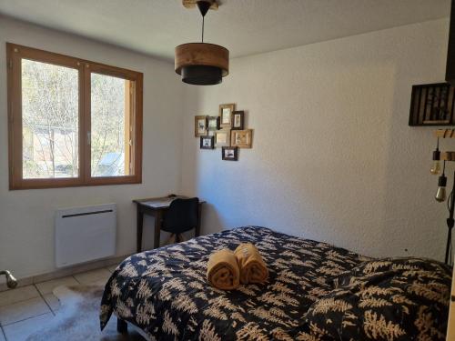 une chambre avec un lit, une fenêtre et une table dans l'établissement Lumineux appt 2 chambres sur les hauteurs de Briançon, terrasse et garage, à Briançon