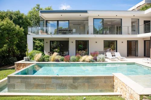 une image d'une maison avec piscine dans l'établissement REF 2152 - Le Cannet - Sea view villa for rent, au Cannet