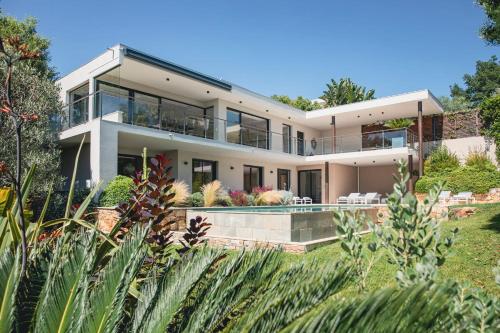 - une vue sur l'extérieur d'une maison avec un jardin dans l'établissement REF 2152 - Le Cannet - Sea view villa for rent, au Cannet