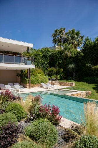 une piscine devant une maison dans l'établissement REF 2152 - Le Cannet - Sea view villa for rent, au Cannet