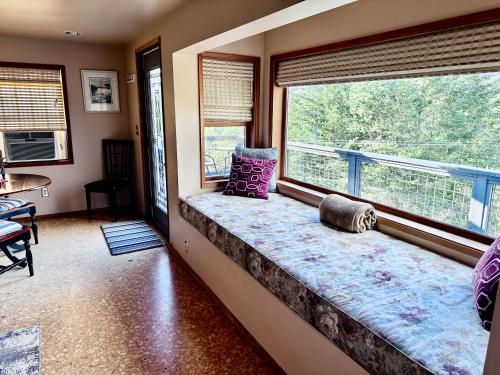 Cette chambre dispose d'une grande fenêtre et d'un lit. dans l'établissement Deer Harbor Cottage & Suites, à Eastsound