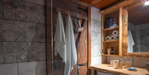 Bilik mandi di Secret garden Guest house Pozar Aridea
