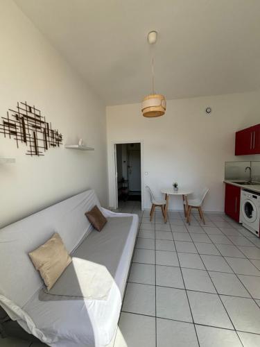 un salon avec un canapé et une table dans l'établissement Le 23B, à Marseille