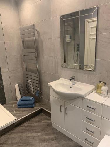 a bathroom with a sink and a mirror at Shore Cottage A traditional cosy cottage in Wilpshire