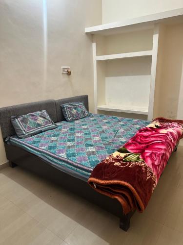 Postel nebo postele na pokoji v ubytování Khatu Shyam Guest House
