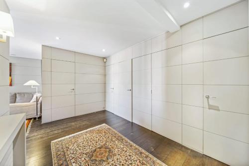 Cette chambre est dotée de murs blancs et d'un tapis. dans l'établissement REF 1319 - Cannes Center - Apartment for rent, à Cannes