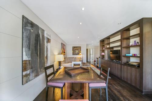 une salle à manger avec une table et des chaises en bois dans l'établissement REF 1319 - Cannes Center - Apartment for rent, à Cannes