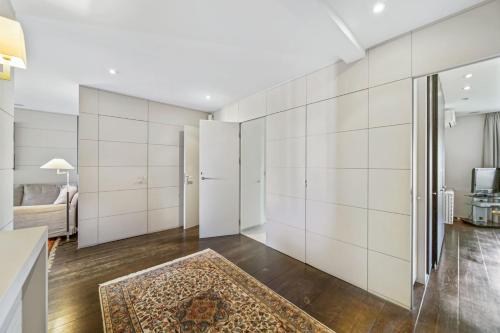 - un salon avec des murs blancs et un tapis dans l'établissement REF 1319 - Cannes Center - Apartment for rent, à Cannes