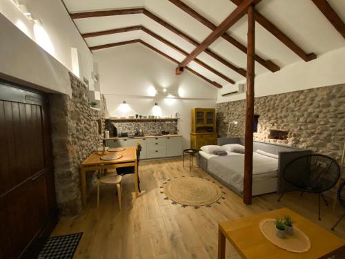 ein Schlafzimmer mit einem Bett, einem Schreibtisch und einem Tisch in der Unterkunft Cevna River in Podgorica